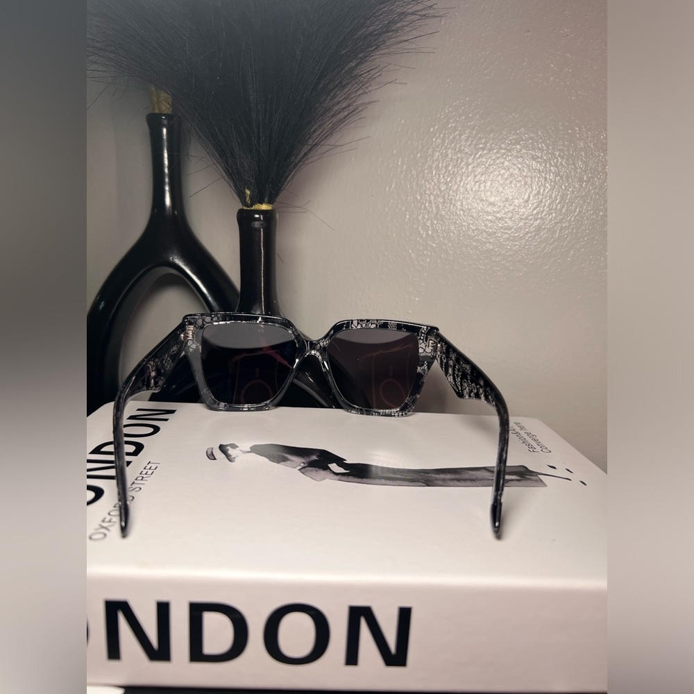 New in Box Dolce & Gabbana Current Season 2024 Oversized Sunglasses (NIB) - Picture 5 of 10